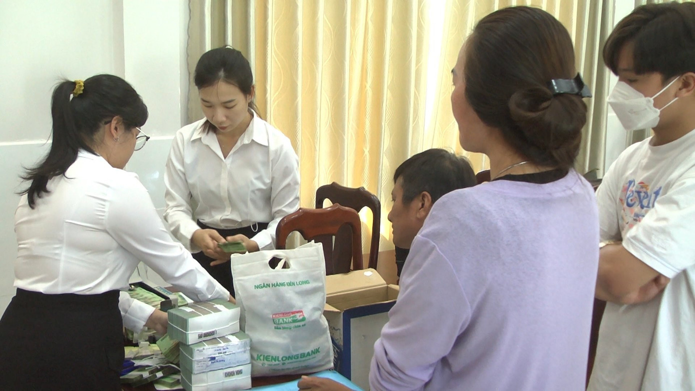 Người dân Bà Rịa nhận tiền đền bù đợt 1. Người dân Bà Rịa nhận tiền đền bù đợt 1.