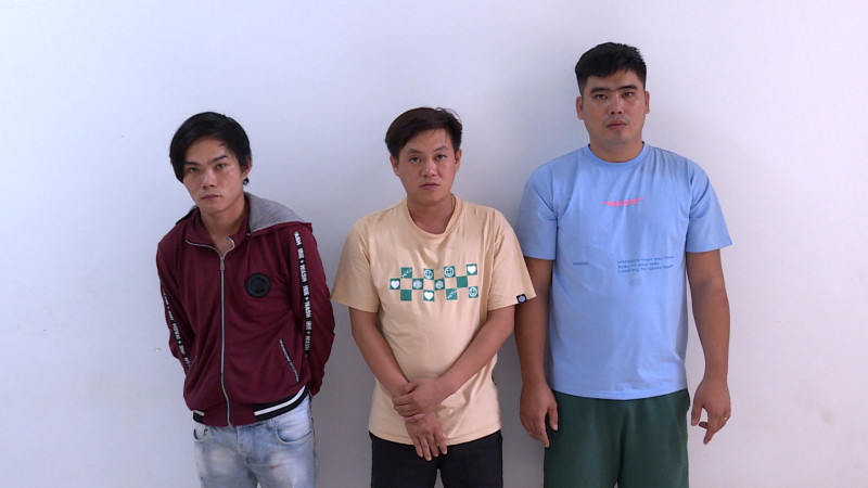 Nhiều đối tượng khác bị tạm giữ vì có dấu hiệu phạm tội “Gây rối trật tự công cộng”. Nhiều đối tượng khác bị tạm giữ vì có dấu hiệu phạm tội “Gây rối trật tự công cộng”.