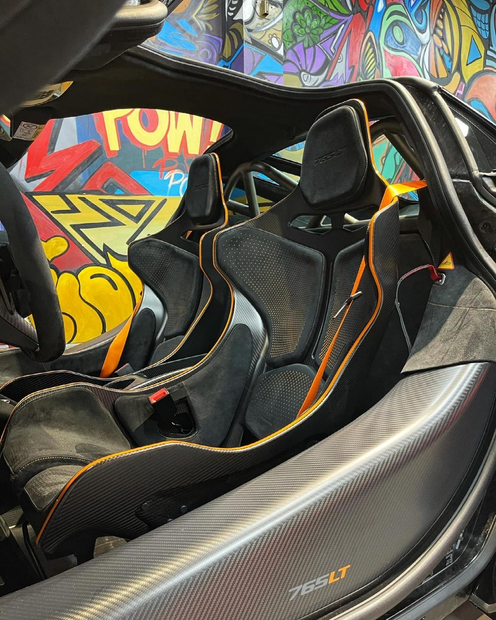 Nội thất bên trong siêu xe McLaren 765LT.