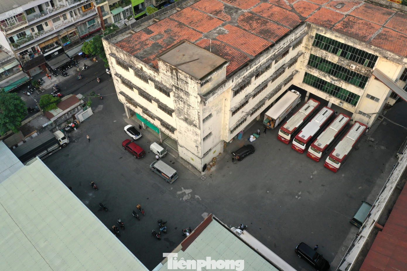 Theo quyết định, việc thu hồi đất giao cho Trung tâm phát triển quỹ đất thuộc Sở Tài nguyên Môi trường là đơn vị tổ chức thực hiện. Trung tâm đã nhiều lần mời đơn vị làm việc, yêu cầu thực hiện quyết định thu hồi nhưng Công ty CP Giày Sài Gòn không chấp hành.