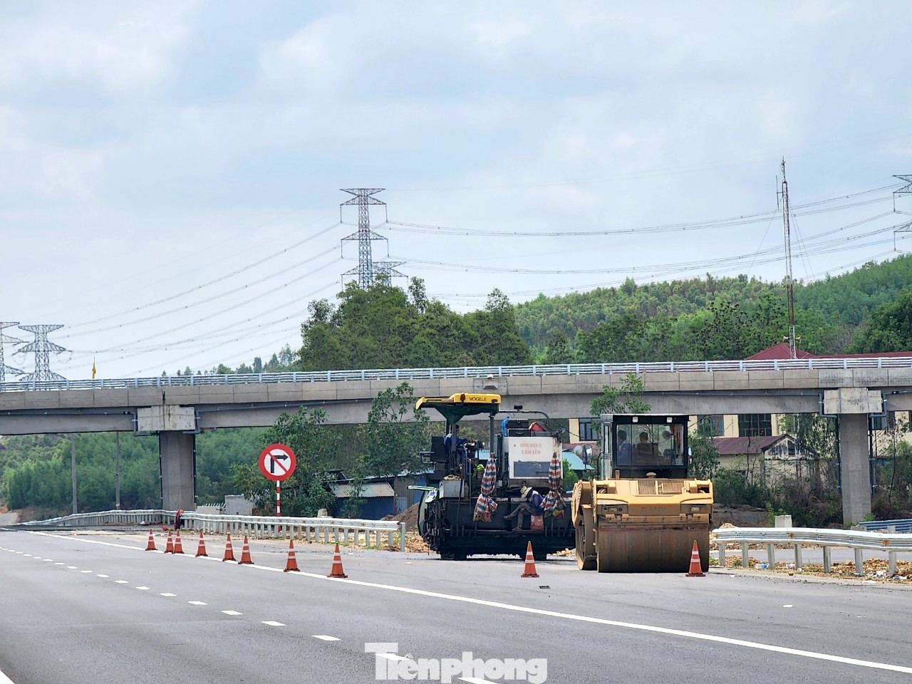 Thậm chí, nhà thầu chiếm hết làn dừng khẩn cấp để trưng dụng làm nơi đậu xe lu, xe trải nhựa đường. Thậm chí, nhà thầu chiếm hết làn dừng khẩn cấp để trưng dụng làm nơi đậu xe lu, xe trải nhựa đường.