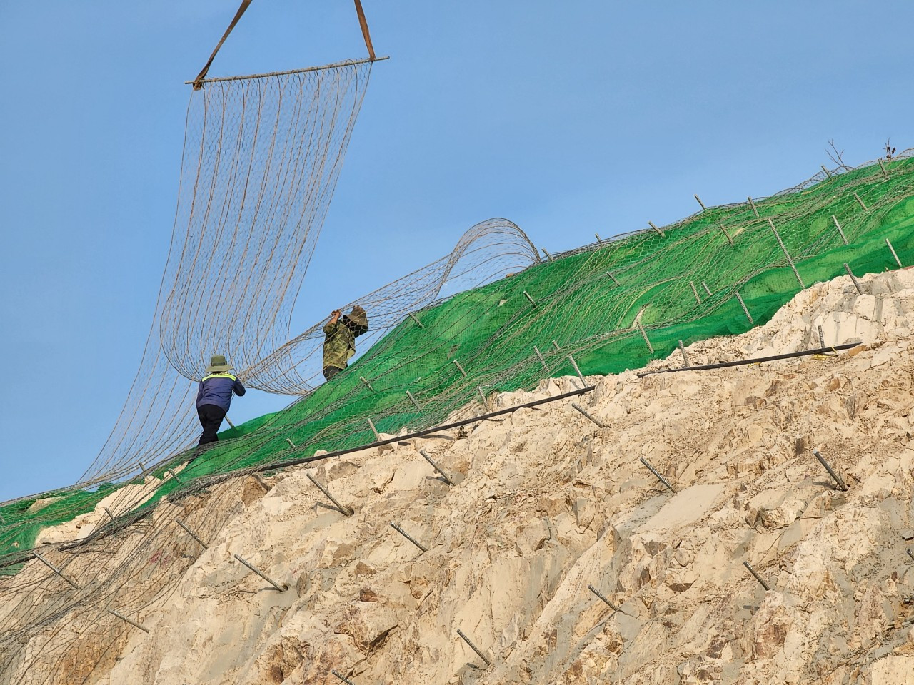 Đây là công đoạn thi công vất vả, phải áp dụng nhiều tiêu chuẩn kỹ thuật khắt khe. Đây là công đoạn thi công vất vả, phải áp dụng nhiều tiêu chuẩn kỹ thuật khắt khe.