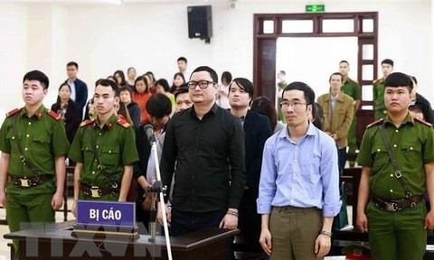Các bị cáo bị đưa ra xét xử trong vụ thao túng chứng khoán xảy ra tại Công ty CP Mỏ và Khoáng sản Miền Trung. Các bị cáo bị đưa ra xét xử trong vụ thao túng chứng khoán xảy ra tại Công ty CP Mỏ và Khoáng sản Miền Trung.