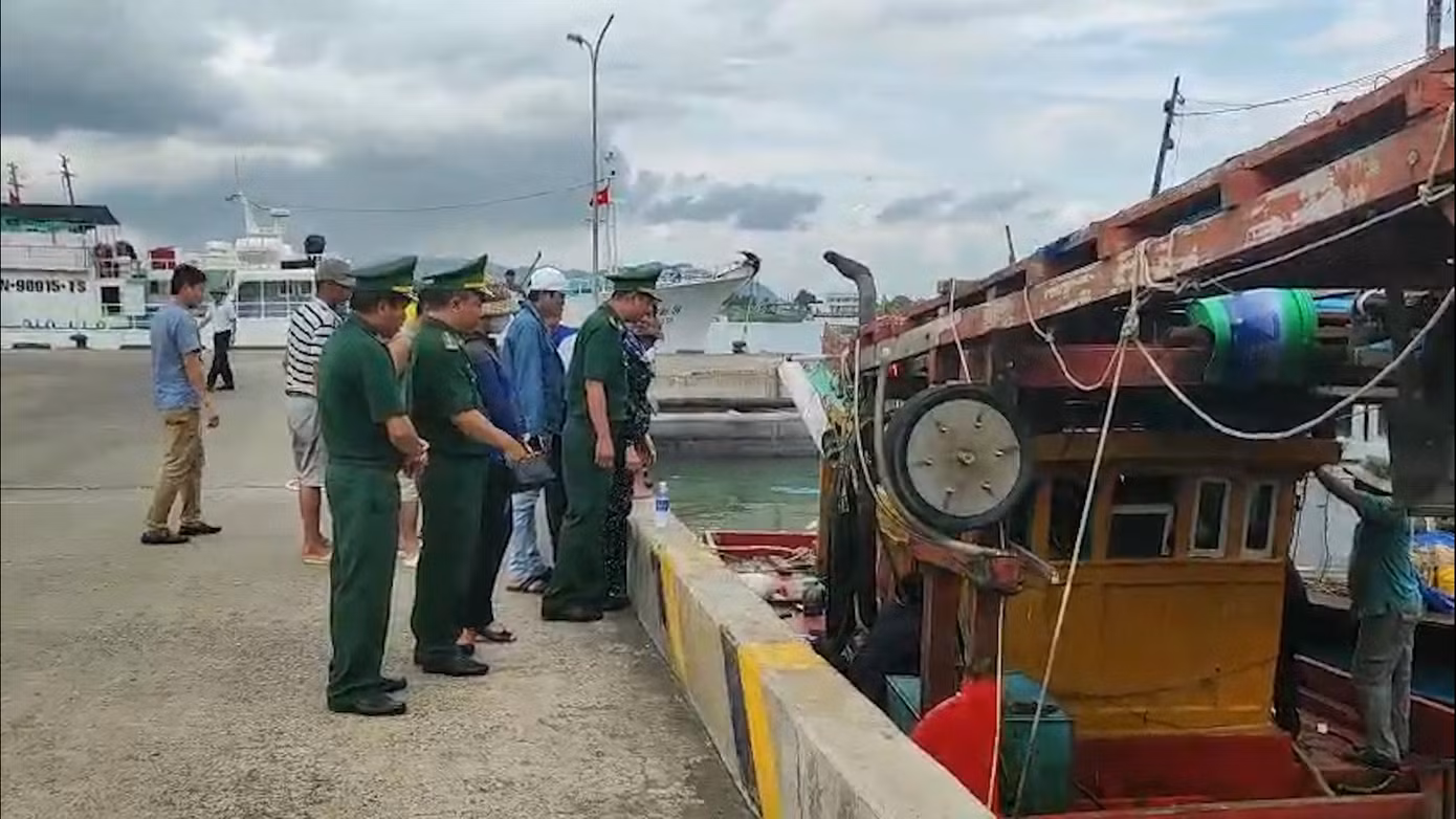 Trạm Biên phòng Cửa khẩu cảng Vũng Tàu phối hợp lực lượng chức năng tiến hành điều tra vụ việc. Trạm Biên phòng Cửa khẩu cảng Vũng Tàu phối hợp lực lượng chức năng tiến hành điều tra vụ việc.