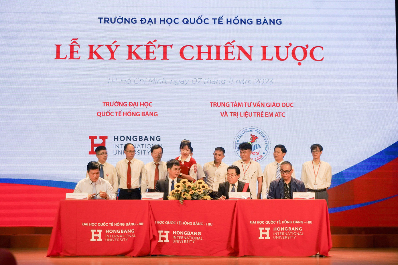 Ông Lý Thành Tâm - Trưởng Ban Đại diện Báo Tiền Phong tại TP. HCM (thứ hai, từ trái qua) cùng các đối tác ký kết hợp tác với HIU.