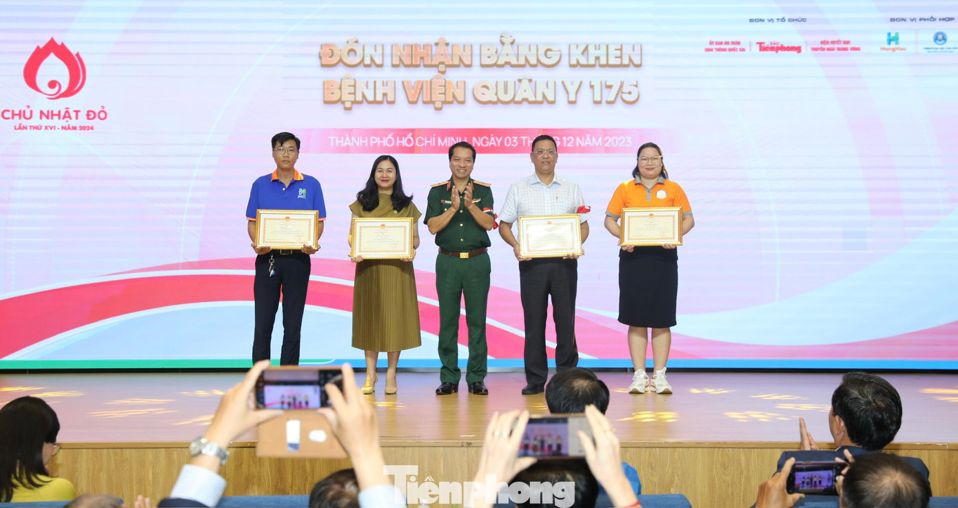 Thiếu tướng, thầy thuốc ưu tú Trần Quốc Việt - Giám đốc Bệnh viện Quân Y 175 trao bằng khen cho các đơn vị, cá nhân. Thiếu tướng, thầy thuốc ưu tú Trần Quốc Việt - Giám đốc Bệnh viện Quân Y 175 trao bằng khen cho các đơn vị, cá nhân.