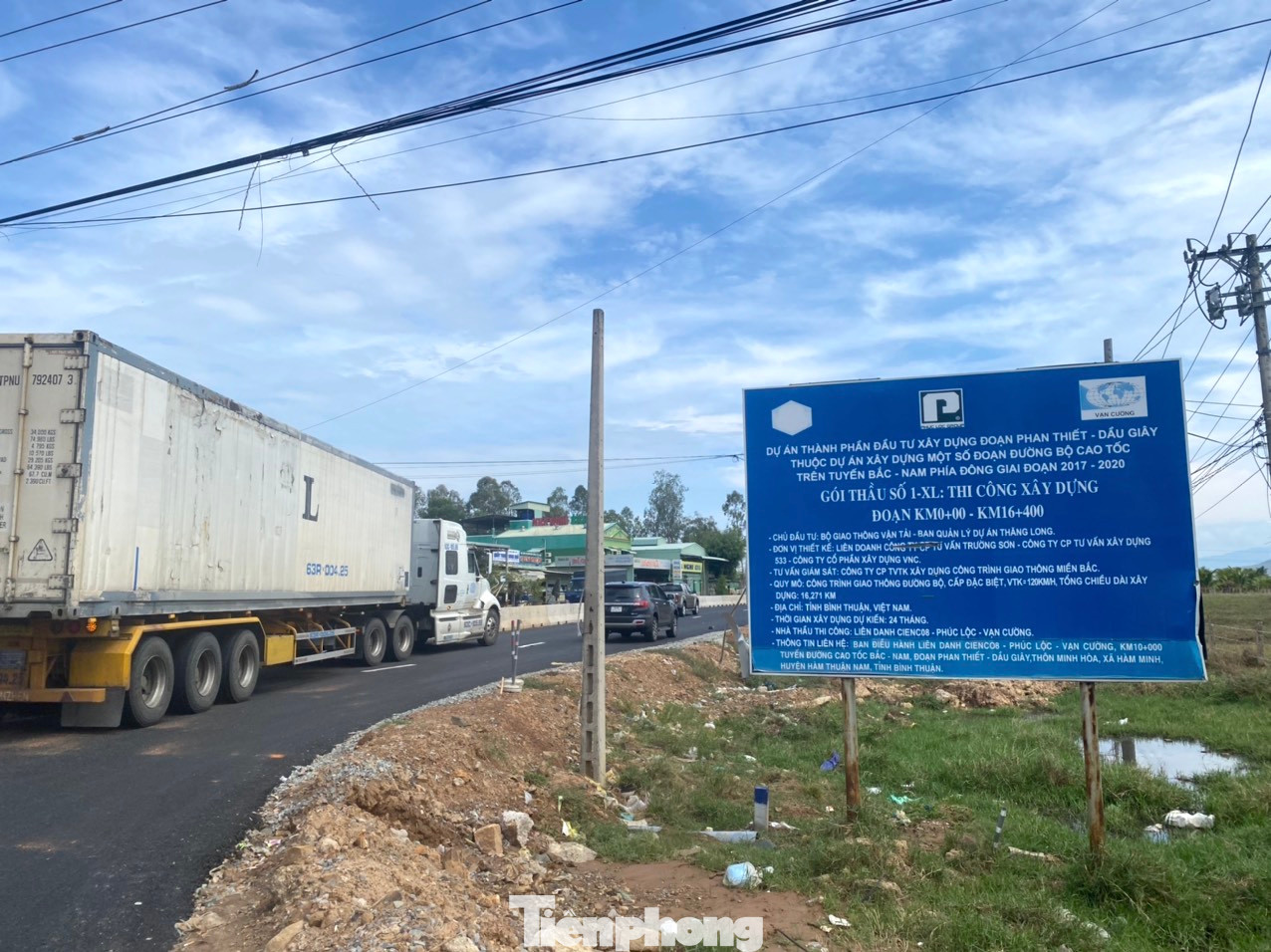 Tại nút giao quốc lộ 1A với đường dẫn vào cao tốc Dầu Giây - Phan Thiết ở huyện Hàm Thuận Nam, tỉnh Bình Thuận cũng chỉ mới xong đường chính. Tại nút giao quốc lộ 1A với đường dẫn vào cao tốc Dầu Giây - Phan Thiết ở huyện Hàm Thuận Nam, tỉnh Bình Thuận cũng chỉ mới xong đường chính.