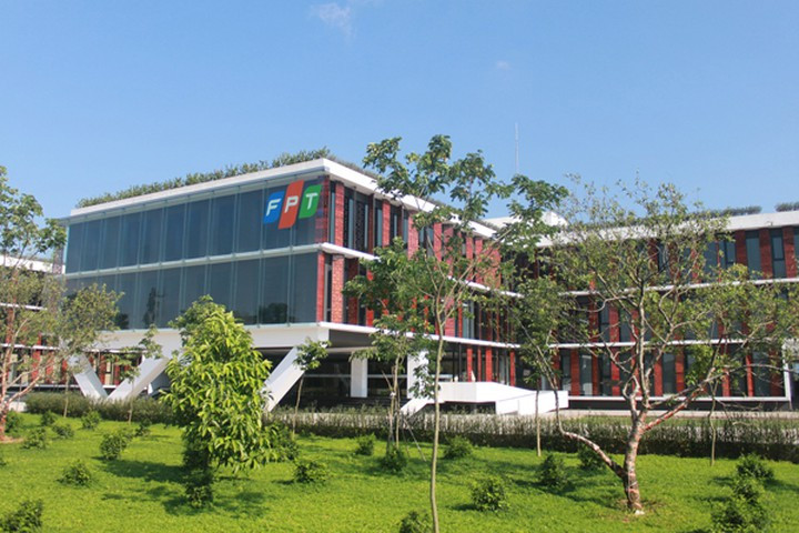 FPT sẽ chi 1.100 tỷ đồng tiền mặt để trả cổ tức và phát hành thêm 165 triệu cổ phiếu. FPT sẽ chi 1.100 tỷ đồng tiền mặt để trả cổ tức và phát hành thêm 165 triệu cổ phiếu.