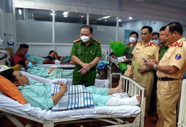 Đại tá Lê Quang Nhân, Phó Giám đốc Công an tỉnh Đồng Nai thăm hỏi, động viên Đại úy Lê Ngọc Bảo Châu, cán bộ Cục Cảnh sát giao thông, Bộ Công an bị trọng thương trong khi làm nhiệm vụ đo nồng độ cồn tại Biên Hòa, Đồng Nai hồi tháng 2/2023. Đại tá Lê Quang Nhân, Phó Giám đốc Công an tỉnh Đồng Nai thăm hỏi, động viên Đại úy Lê Ngọc Bảo Châu, cán bộ Cục Cảnh sát giao thông, Bộ Công an bị trọng thương trong khi làm nhiệm vụ đo nồng độ cồn tại Biên Hòa, Đồng Nai hồi tháng 2/2023.