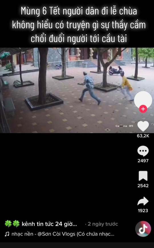 Clip bị TikToker gán ghép thành sư thầy cầm chổi đuổi người đến cầu an, cầu tài. Clip bị TikToker gán ghép thành sư thầy cầm chổi đuổi người đến cầu an, cầu tài.