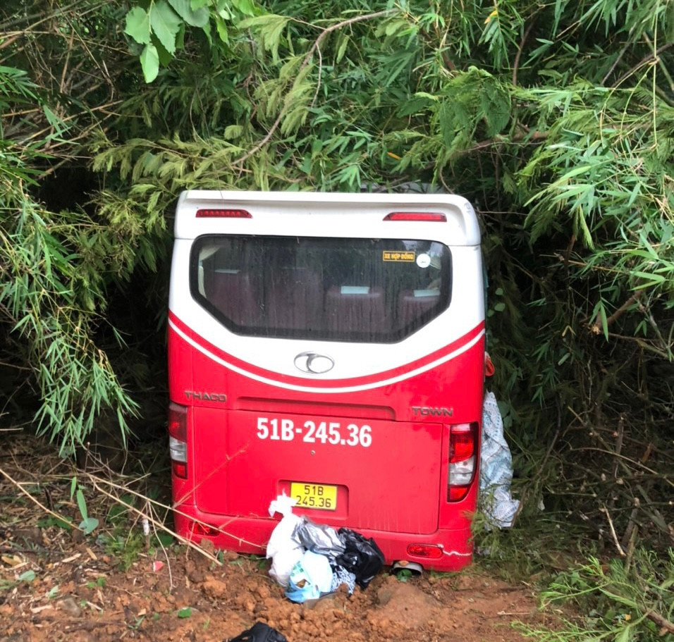 Hiện trường xe khách lao xuống đèo Đại Ninh. Ảnh: LĐO.