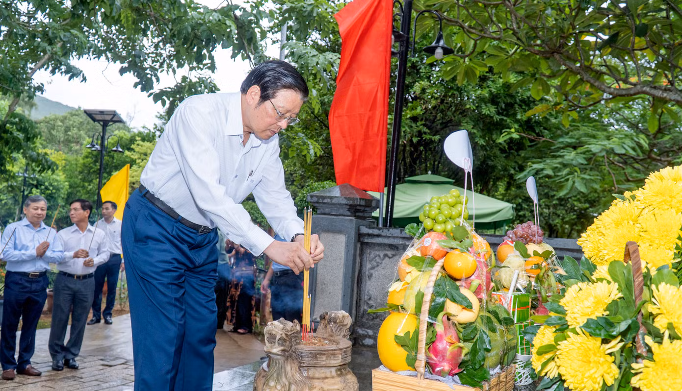 Ủy viên Bộ Chính trị, Bí thư Trung ương Đảng, Trưởng ban Nội chính Trung ương Phan Đình Trạc thắp hương tại phần mộ của Tổng Bí thư Lê Hồng Phong, ngày 14/7/2023. Ảnh: Báo Bà Rịa - Vũng Tàu. Ủy viên Bộ Chính trị, Bí thư Trung ương Đảng, Trưởng ban Nội chính Trung ương Phan Đình Trạc thắp hương tại phần mộ của Tổng Bí thư Lê Hồng Phong, ngày 14/7/2023. Ảnh: Báo Bà Rịa - Vũng Tàu.