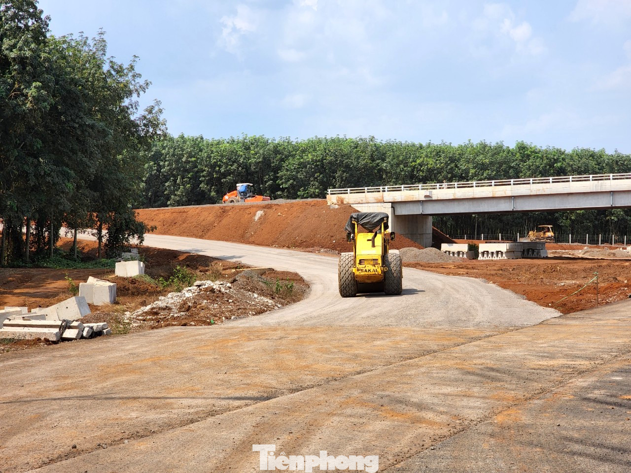 Nút giao cao tốc Dầu Giây - Phan Thiết với quốc lộ 56, tỉnh Đồng Nai chưa thi công xong. Nút giao cao tốc Dầu Giây - Phan Thiết với quốc lộ 56, tỉnh Đồng Nai chưa thi công xong.