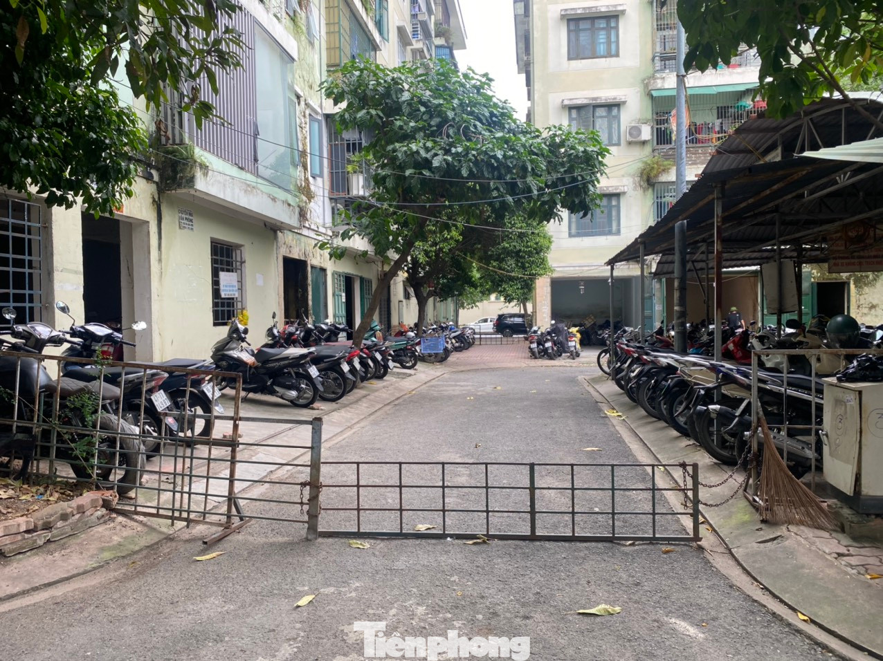 Bãi giữ xe nằm ngoài bản vẽ hiện trạng mặt bằng tổng thể ngang nhiên chắn đường làm nơi trông giữ xe.