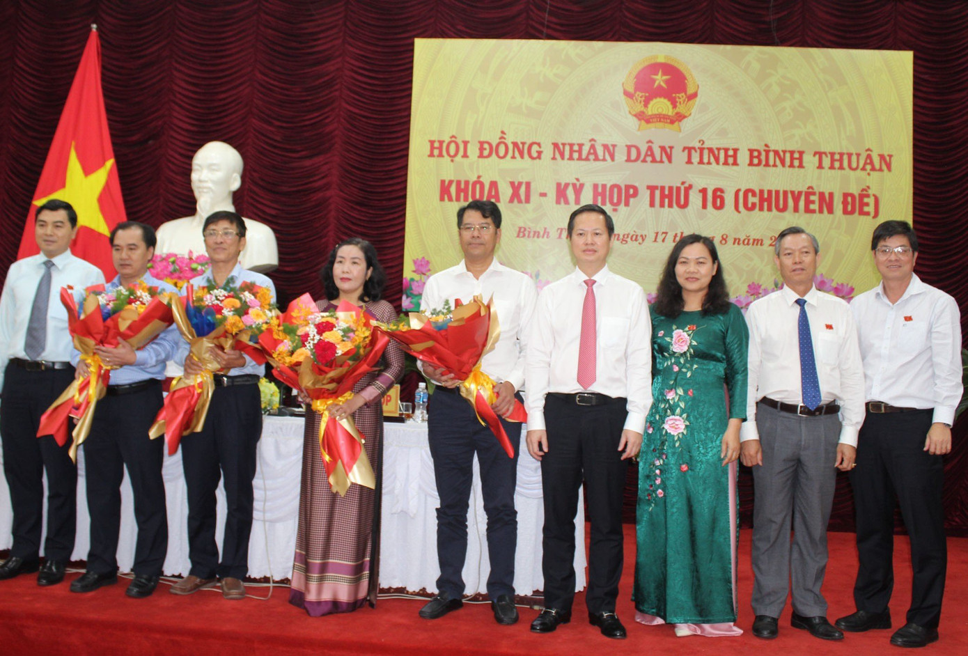 Lãnh đạo tỉnh Bình Thuận tặng hoa chúc mừng 3 giám đốc sở được bầu bổ sung chức vụ Uỷ viên UBND tỉnh nhiệm kỳ 2021 - 2026.