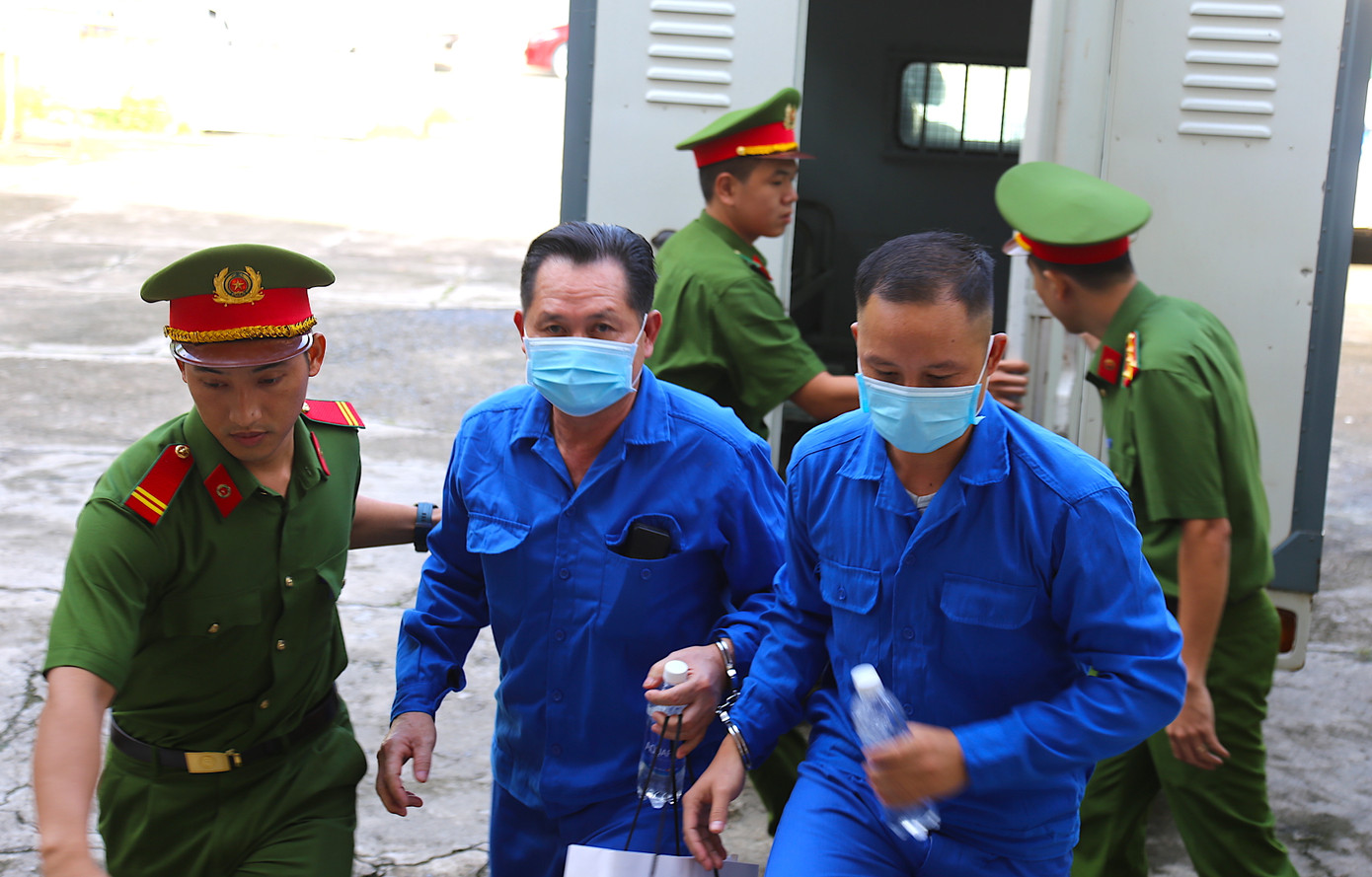 Bị cáo Lê Thái Thiện và Lê Thái Phong được đưa đến phiên tòa sáng 26/7. Ảnh: Báo Bà Rịa – Vũng Tàu.