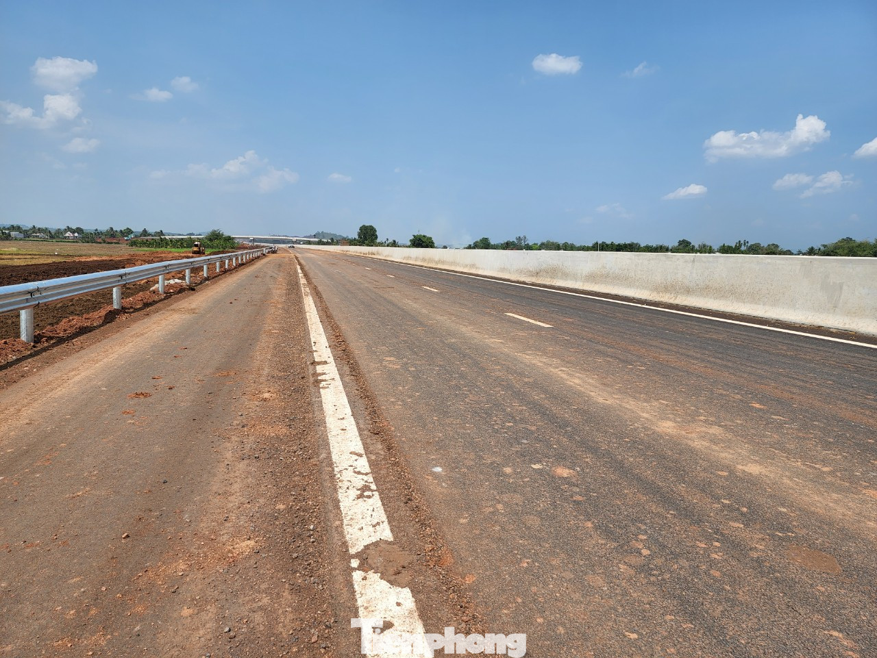 Xe ben chở đất đá vẫn hoạt động hằng ngày trên cao tốc nên bị rơi vãi, mặt đường mất an toàn. Xe ben chở đất đá vẫn hoạt động hằng ngày trên cao tốc nên bị rơi vãi, mặt đường mất an toàn.