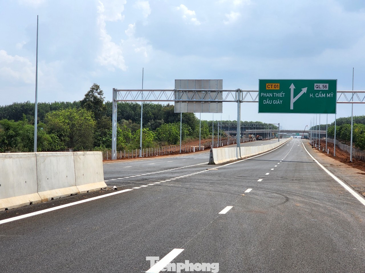 Một đoạn cao tốc bị thiếu con lươn giữa đường. Một đoạn cao tốc bị thiếu con lươn giữa đường.