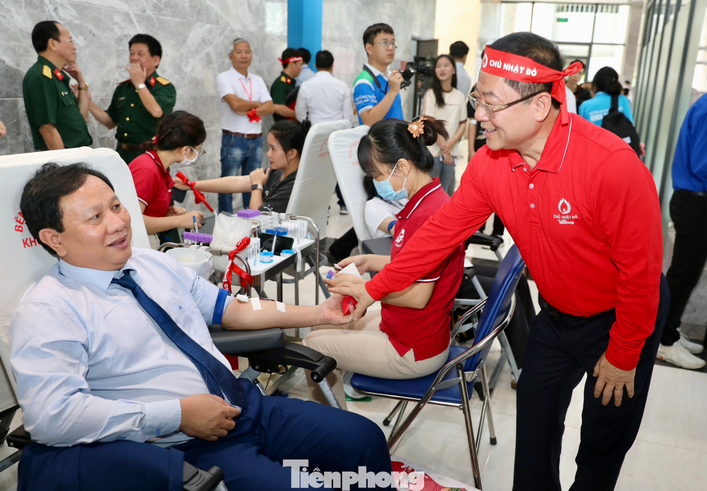 Nhà báo Lê Xuân Sơn - Tổng biên tập Báo Tiền Phong, Giám đốc Quỹ Hỗ trợ tài năng trẻ Việt Nam, Trưởng Ban tổ chức Chủ nhật Đỏ toàn quốc động viên cán bộ, giảng viên trường Đại học Văn Hiến hiến máu. Nhà báo Lê Xuân Sơn - Tổng biên tập Báo Tiền Phong, Giám đốc Quỹ Hỗ trợ tài năng trẻ Việt Nam, Trưởng Ban tổ chức Chủ nhật Đỏ toàn quốc động viên cán bộ, giảng viên trường Đại học Văn Hiến hiến máu.