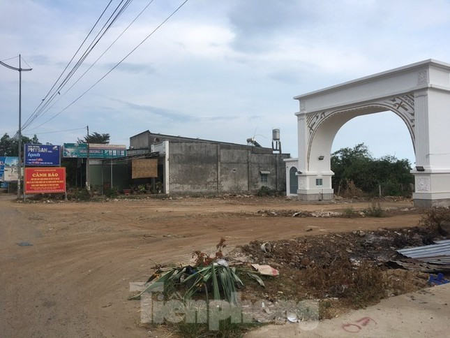 UBND huyện Xuyên Mộc cắm bảng cảnh báo "dự án ma" trước khu đất được quảng cáo là dự án Hồ Tràm Riverside. UBND huyện Xuyên Mộc cắm bảng cảnh báo "dự án ma" trước khu đất được quảng cáo là dự án Hồ Tràm Riverside.