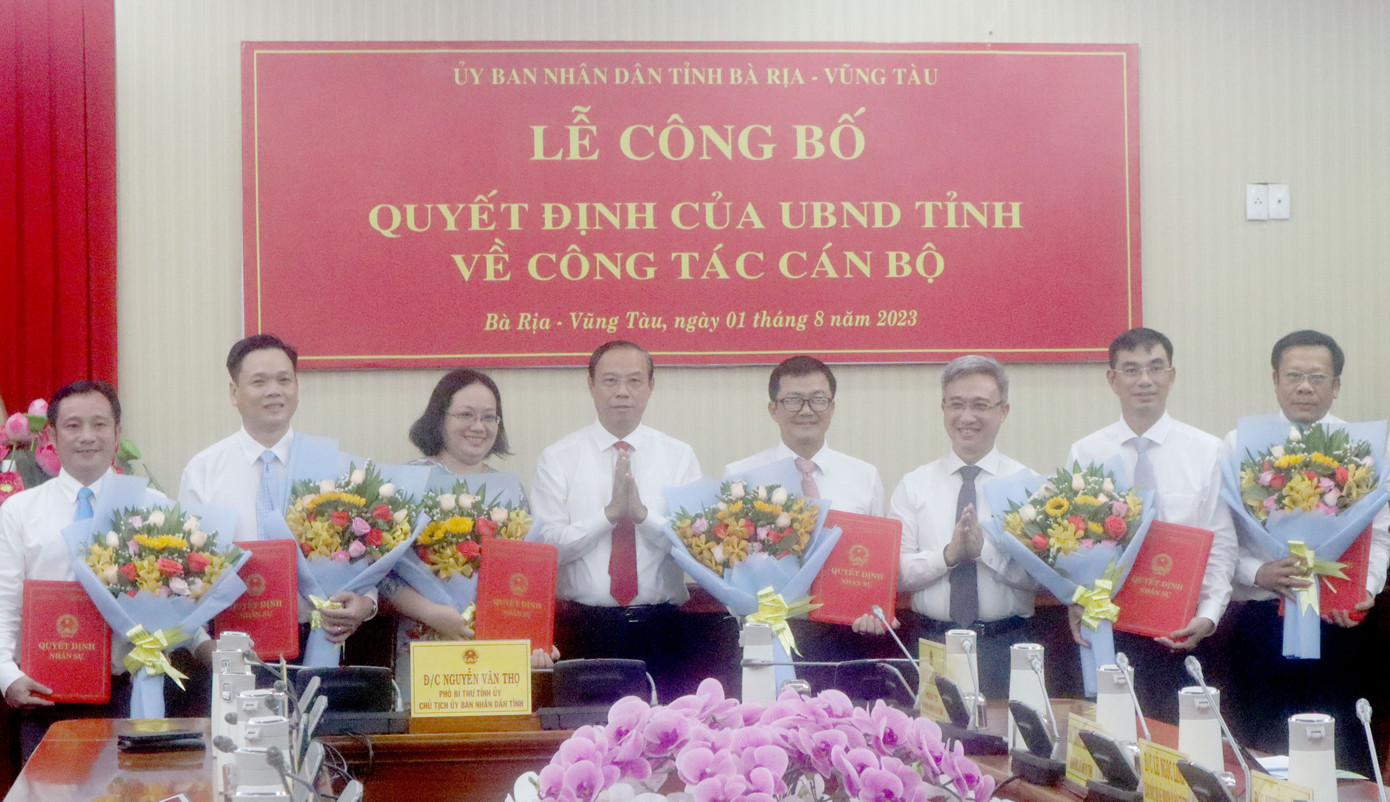 Lãnh đạo tỉnh Bà Rịa-Vũng Tàu trao quyết định, tặng hoa cho các cán bộ được bổ nhiệm.