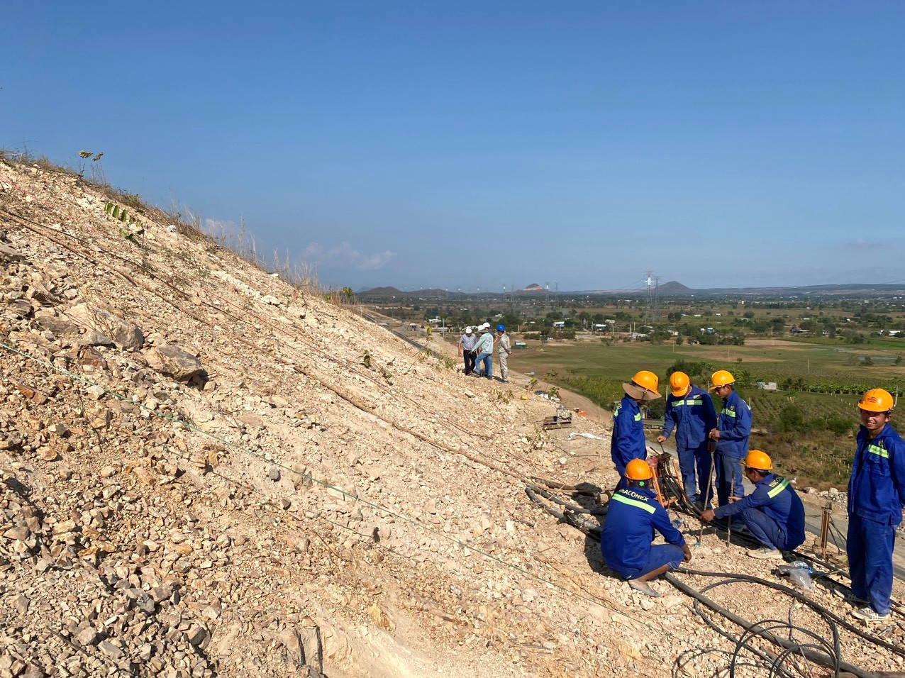 Công nhân đang thi công mái núi chống sạt lở. Công nhân đang thi công mái núi chống sạt lở.