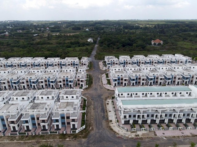 Trong số này, đã thanh toán cho công ty từ 25 - 95% giá trị hợp đồng, có 7 hộ chuyển đến sinh sống. Ngoài ra, qua thanh tra cũng xác định hàng loạt sai phạm về đất đai, xây dựng có liên quan đến cán bộ của nhiều đơn vị 3 cấp tỉnh, huyện, xã.