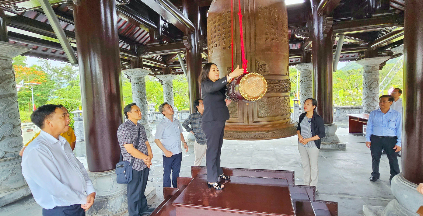 Bà Nguyễn Thị Yến, Phó Bí thư Thường trực Tỉnh ủy, Trưởng đoàn ĐBQH tỉnh kiểm tra khu vực lầu chuông tại Đền thờ Côn Đảo hôm 16/7. Bà Nguyễn Thị Yến, Phó Bí thư Thường trực Tỉnh ủy, Trưởng đoàn ĐBQH tỉnh kiểm tra khu vực lầu chuông tại Đền thờ Côn Đảo hôm 16/7.