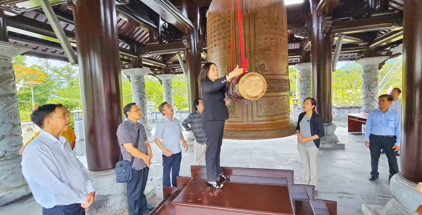 Bà Nguyễn Thị Yến, Phó Bí thư Thường trực Tỉnh ủy, Trưởng đoàn ĐBQH tỉnh kiểm tra khu vực lầu chuông tại Đền thờ Côn Đảo hôm 16/7. Bà Nguyễn Thị Yến, Phó Bí thư Thường trực Tỉnh ủy, Trưởng đoàn ĐBQH tỉnh kiểm tra khu vực lầu chuông tại Đền thờ Côn Đảo hôm 16/7.
