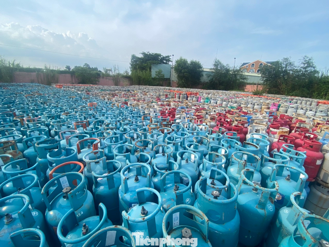 Hàng ngàn vỏ bình gas bị đơn vị ký gửi bỏ tại một kho ở TP.Thủ Đức, TPHCM nhiều năm qua.