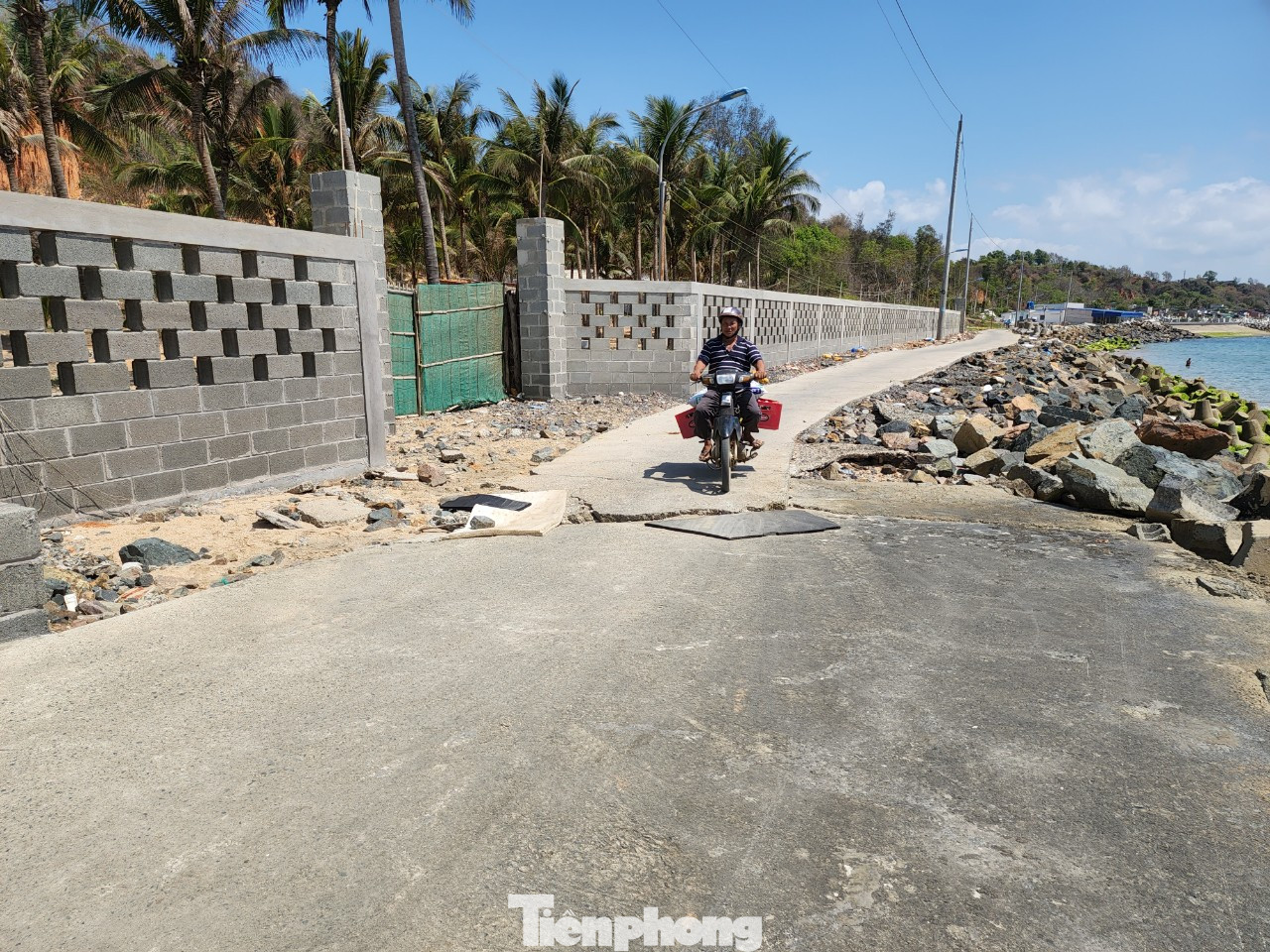 Khu vực này có nhà dân sinh sống, cần chống sạt lở để bảo vệ tài sản, tính mạng của người dân như trong lý do mà Bình Thuận xin kinh phí Chính phủ để xây kè.