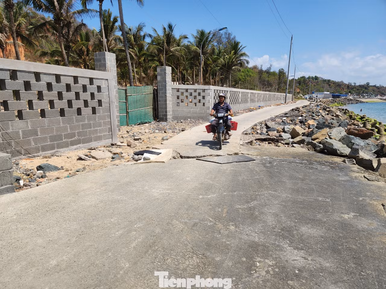 Khu vực này có nhà dân sinh sống, cần chống sạt lở để bảo vệ tài sản, tính mạng của người dân như trong lý do mà Bình Thuận xin kinh phí Chính phủ để xây kè.