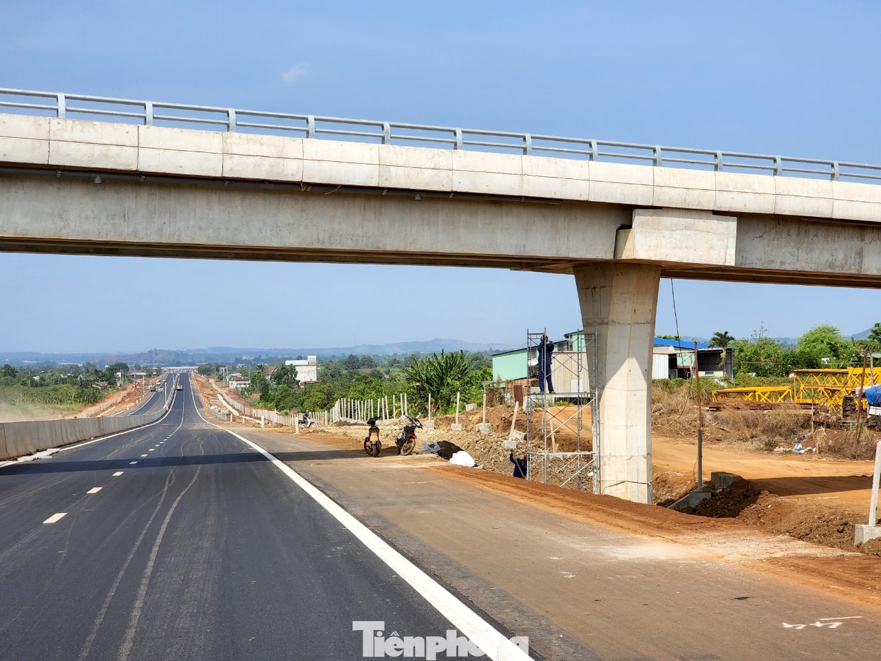 Công nhân đang thi công tại một cầu vượt dân sinh. Công nhân đang thi công tại một cầu vượt dân sinh.