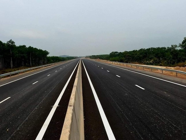 Ngày 29/4, dự án đường cao tốc Phan Thiết - Dầu Giây sẽ được khánh thành và đưa vào khai thác đối với phần tuyến chính. Ngày 29/4, dự án đường cao tốc Phan Thiết - Dầu Giây sẽ được khánh thành và đưa vào khai thác đối với phần tuyến chính.