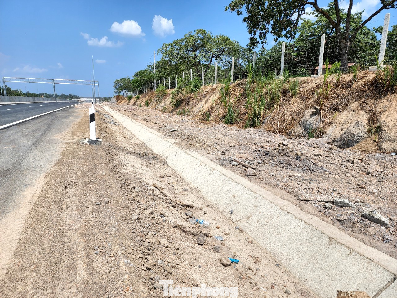 Tuy nhiên, trước giờ khánh thành, cao tốc Phan Thiết - Dầu Giây vẫn còn rất nhiều phần việc chưa hoàn thành. Tuy nhiên, trước giờ khánh thành, cao tốc Phan Thiết - Dầu Giây vẫn còn rất nhiều phần việc chưa hoàn thành.