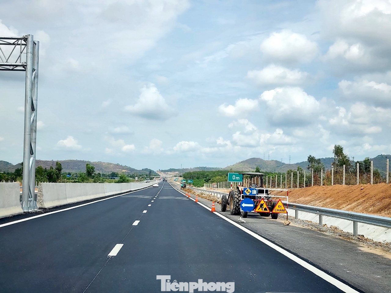 Máy móc của đơn vị thi công đậu ngay trong làn dừng khẩn cấp. Máy móc của đơn vị thi công đậu ngay trong làn dừng khẩn cấp.