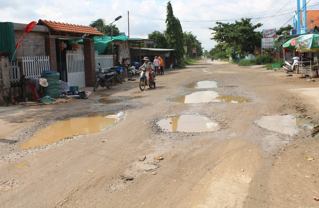 Hiện trạng đường địa phương xuống cấp gần khu chợ Tà Mon, huyện Hàm Thuận Nam (tỉnh Bình Thuận). Ảnh: VOV. Hiện trạng đường địa phương xuống cấp gần khu chợ Tà Mon, huyện Hàm Thuận Nam (tỉnh Bình Thuận). Ảnh: VOV.