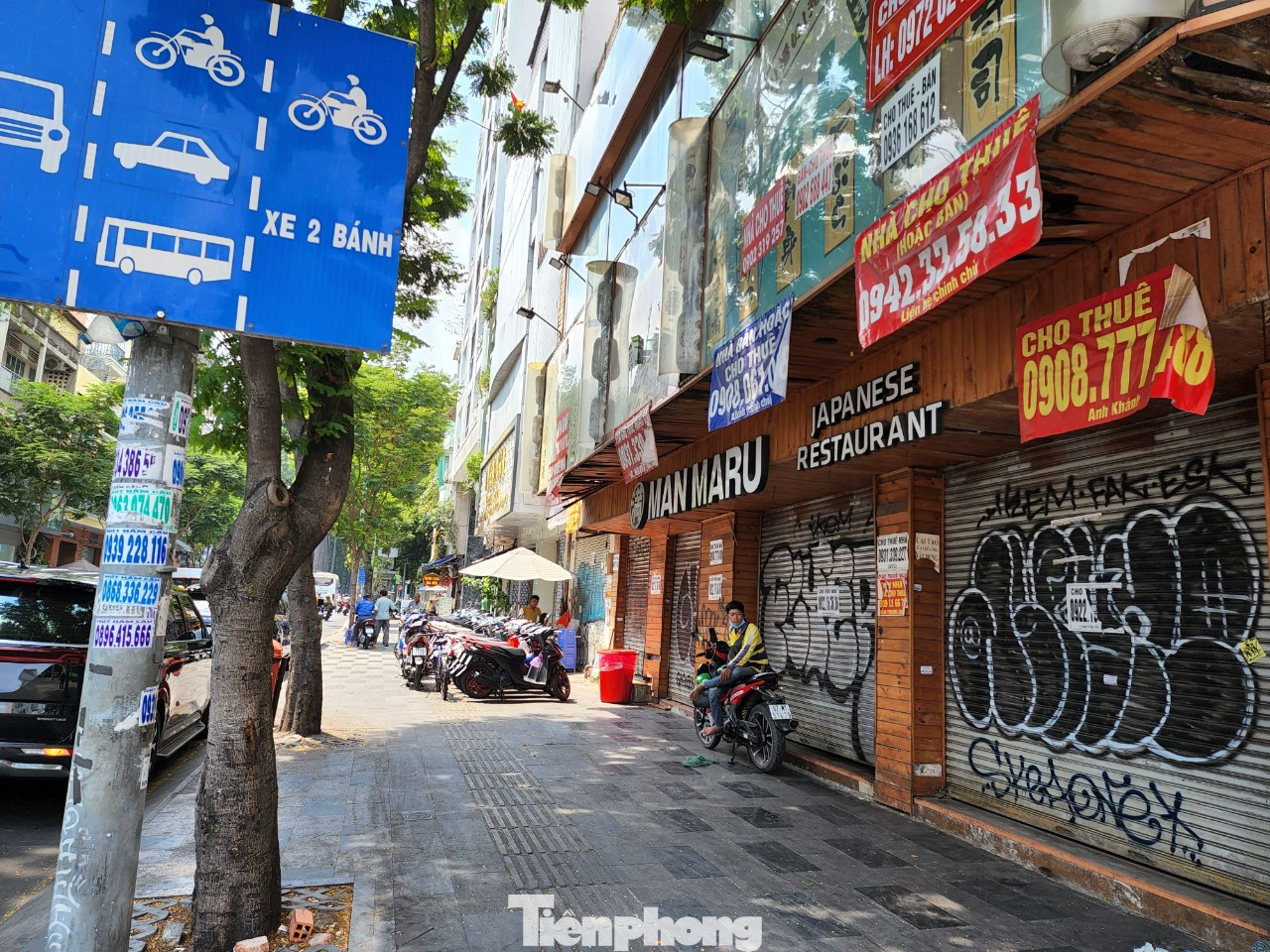 Thay vì tính toán câu chuyện về vị trí trung tâm để đặt cửa hàng, hiện tại các cửa hàng còn phải tính toán tới việc liệu địa điểm có khu vực đỗ xe không, có bị ảnh hưởng bởi việc cấm đường giờ cao điểm không hay có vị trí cho shipper đỗ xe lấy đồ hay không.