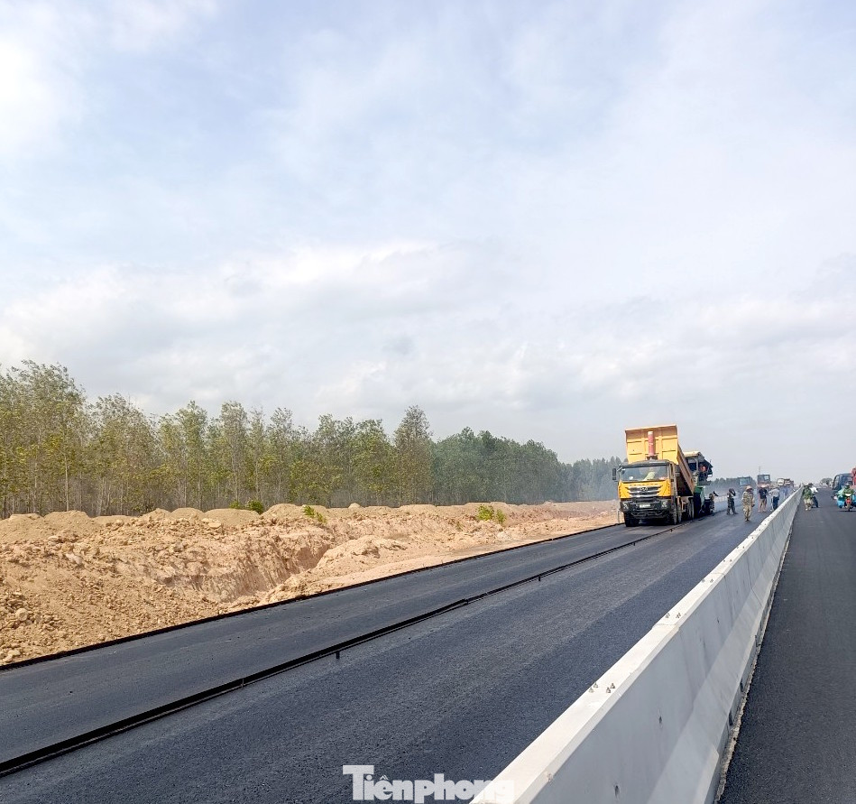 Dự kiến, cao tốc Phan Thiết - Dầu Giây sẽ khánh thành vào sáng 30/4. Dự kiến, cao tốc Phan Thiết - Dầu Giây sẽ khánh thành vào sáng 30/4.