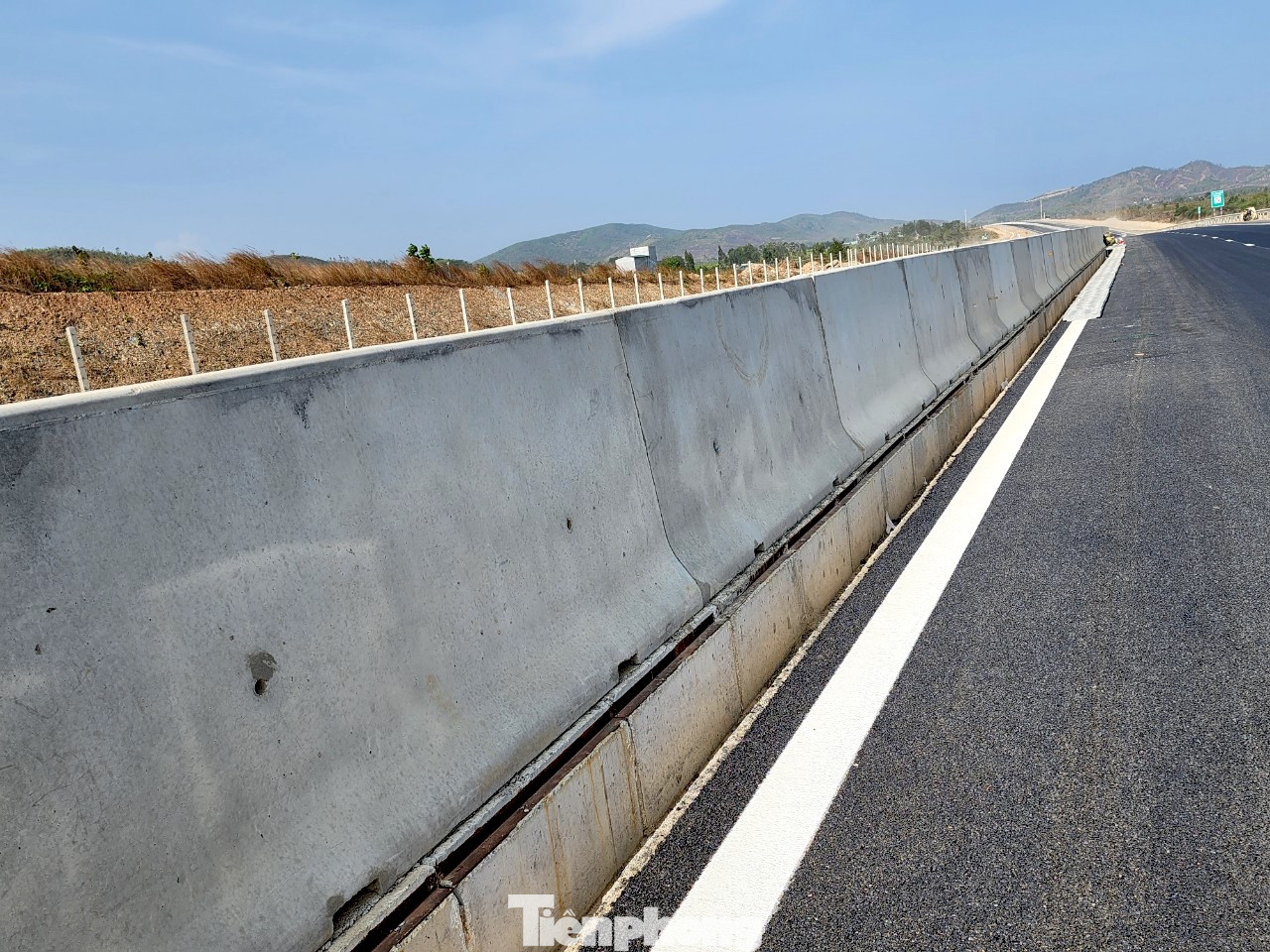 Dù sắp khánh thành nhưng sát con lươn, hệ thống thoát nước chưa được lắp tấm đanh và tráng nhựa. Dù sắp khánh thành nhưng sát con lươn, hệ thống thoát nước chưa được lắp tấm đanh và tráng nhựa.