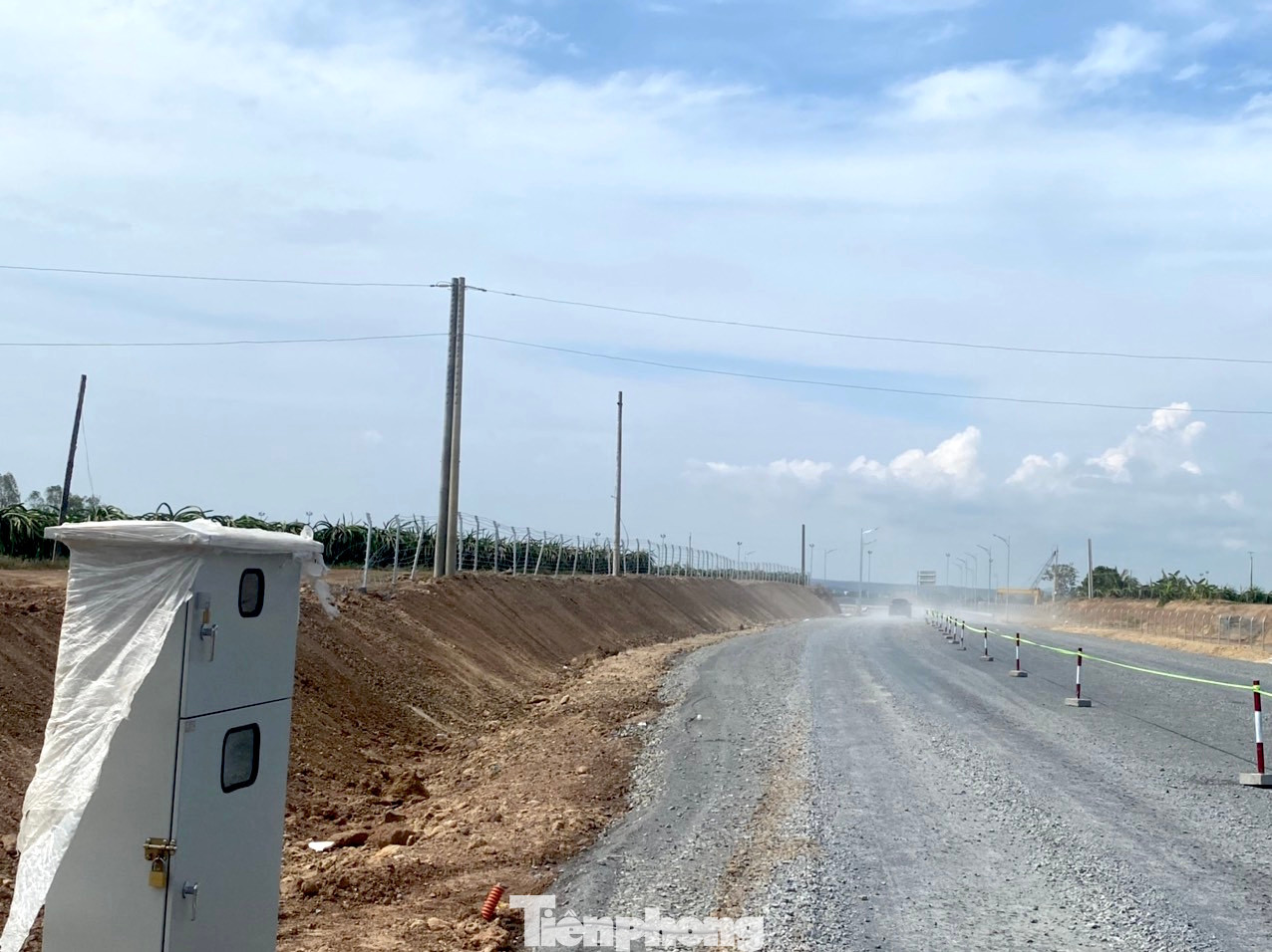 Một đoạn đường dẫn vào cao tốc Phan Thiết - Dầu Giây còn chưa trải nhựa. Một đoạn đường dẫn vào cao tốc Phan Thiết - Dầu Giây còn chưa trải nhựa.