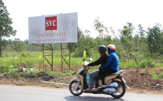 Dự án Khu đô thị Sing Việt có diện tích hơn 331 ha đã có chủ trương quy hoạch từ năm 1997 với tổng vốn đầu tư dự kiến là 300 triệu USD. Tuy nhiên, 10 năm sau, TPHCM mới có quyết định thu hồi đất tổng thể. Năm 2009, dự án bắt đầu triển khai nhưng đến nay mới có khoảng 50% số hộ dân được chi trả bồi thường.