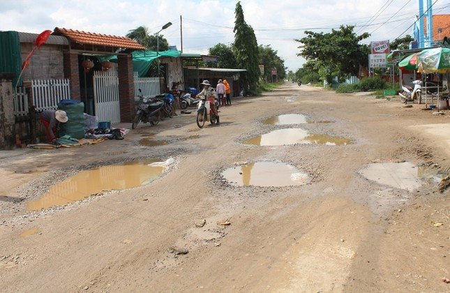 Hiện trạng đường địa phương xuống cấp gần khu chợ Tà Mon, huyện Hàm Thuận Nam, tỉnh Bình Thuận do nhà thầu vận chuyển vật liệu cho dự án nhưng chưa được sửa chữa. Ảnh: VOV.