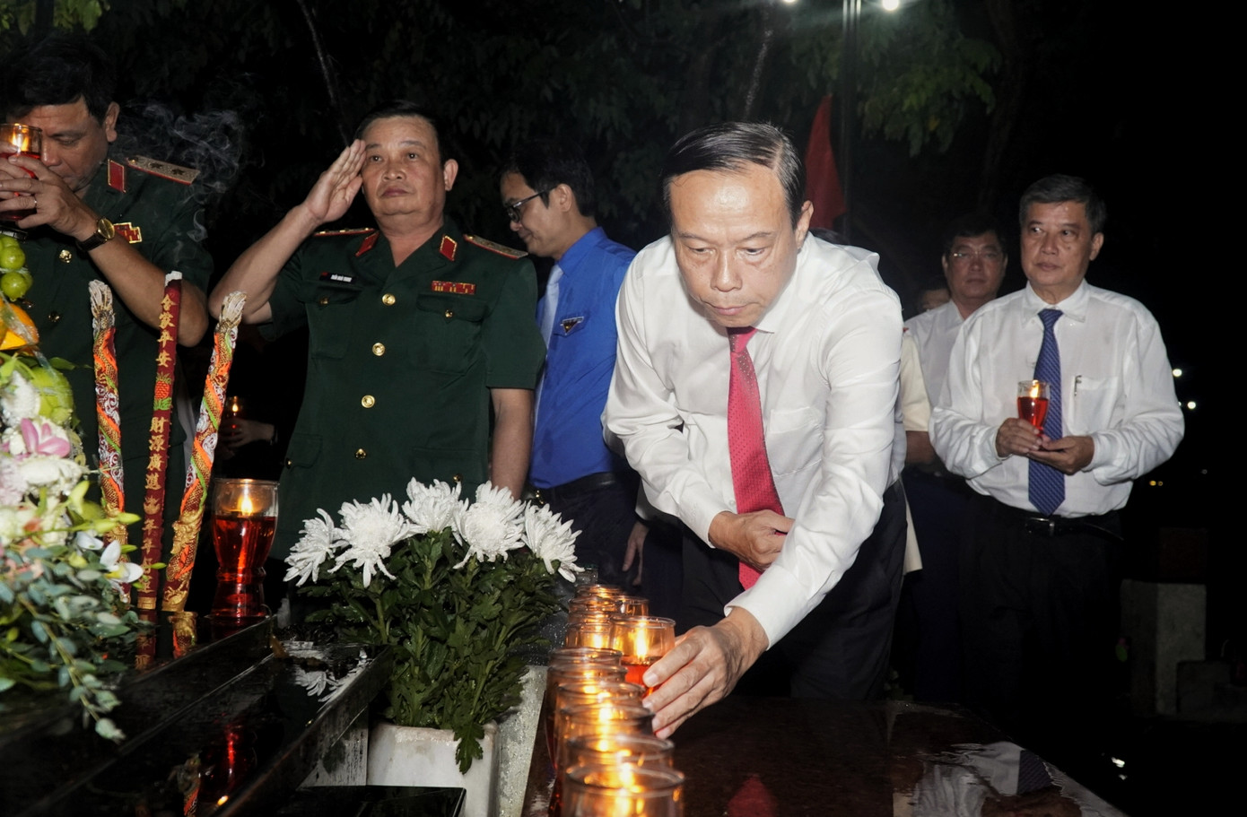 Chủ tịch UBND tỉnh Bà Rịa - Vũng Tàu Nguyễn Văn Thọ thắp nến ở phần mộ tại Nghĩa trang Hàng Dương để tưởng nhớ các anh hùng liệt sĩ đã hy sinh vì sự độc lập, tự do của Tổ quốc.