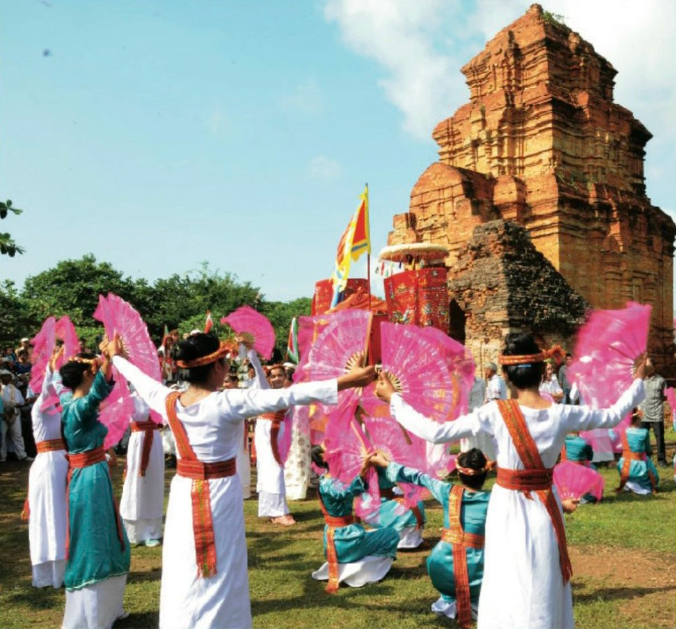Po Sah Inư là một trong ba nhóm đền tháp Chăm thuộc phong cách kiến trúc nghệ thuật Hòa Lai, có niên đại sớm từ đầu thế kỷ thứ VIII đến thế kỷ IX. Đây là một trong những nhóm đền tháp cổ kính nhất ở Bình Thuận. Nhóm tháp tọa lạc trên ngọn đồi khi xưa có tên là đồi Bà Nài thuộc địa phận thôn Ngọc Lâm (phường Phú Hài, Phan Thiết). Po Sah Inư là một trong ba nhóm đền tháp Chăm thuộc phong cách kiến trúc nghệ thuật Hòa Lai, có niên đại sớm từ đầu thế kỷ thứ VIII đến thế kỷ IX. Đây là một trong những nhóm đền tháp cổ kính nhất ở Bình Thuận. Nhóm tháp tọa lạc trên ngọn đồi khi xưa có tên là đồi Bà Nài thuộc địa phận thôn Ngọc Lâm (phường Phú Hài, Phan Thiết).