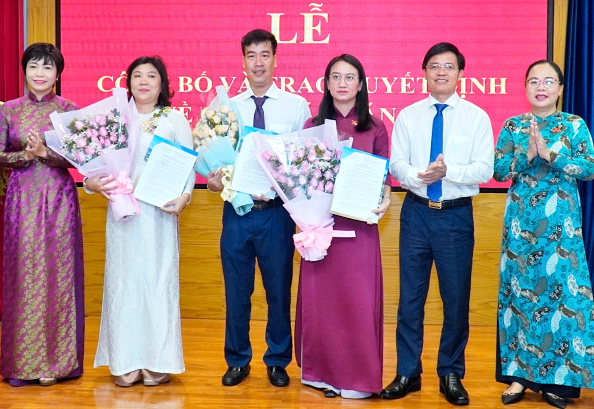 Lãnh đạo TP.Vũng Tàu trao quyết định, tặng hoa cho các cán bộ được tiếp nhận, điều động và bổ nhiệm vào vị trí mới.