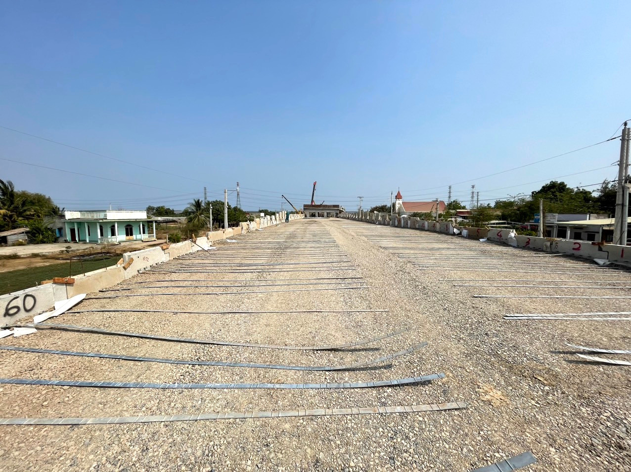 Sau khi được cấp phép bổ sung 920.000 m3 đất đắp nền, hàng loạt tuyến đường, cầu vượt dân sinh bắc ngang qua cao tốc Vĩnh Hảo - Phan Thiết được các nhà thầu thi công rầm rộ trở lại. Sau khi được cấp phép bổ sung 920.000 m3 đất đắp nền, hàng loạt tuyến đường, cầu vượt dân sinh bắc ngang qua cao tốc Vĩnh Hảo - Phan Thiết được các nhà thầu thi công rầm rộ trở lại.