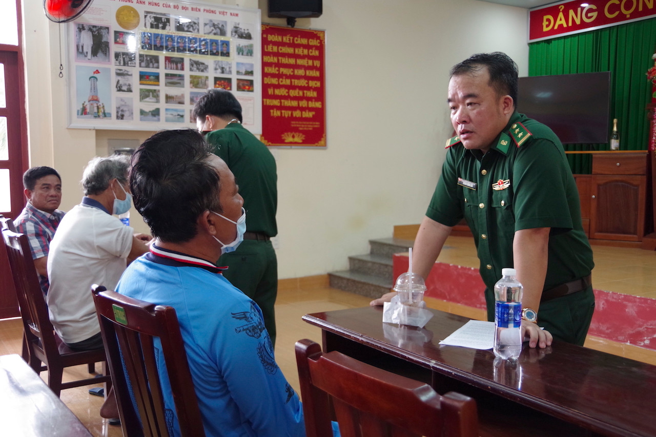 Trung tá Hoàng Minh Đức - Đồn trưởng Đồn Biên phòng Bến Đá thăm hỏi, động viên các thuyền viên tàu cá BĐ 96334 TS. Trung tá Hoàng Minh Đức - Đồn trưởng Đồn Biên phòng Bến Đá thăm hỏi, động viên các thuyền viên tàu cá BĐ 96334 TS.