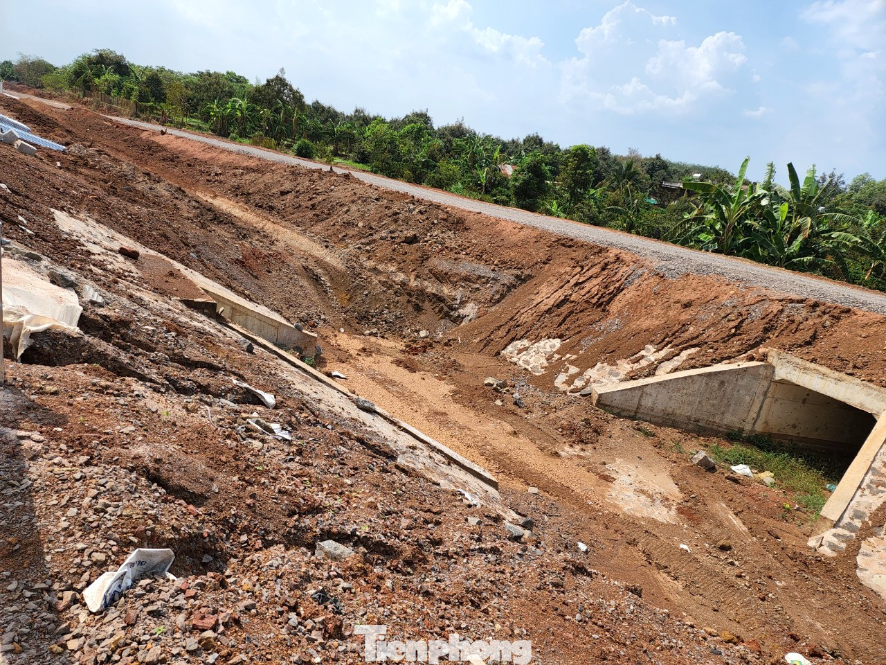 Hệ thống thoát nước cho cao tốc chưa hoàn thiện. Hệ thống thoát nước cho cao tốc chưa hoàn thiện.