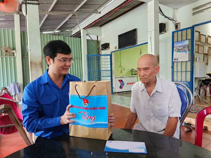 Anh Bùi Quang Huy thăm hỏi, tặng quà ông Nguyễn Văn Ước. Ảnh: Báo BRVT.